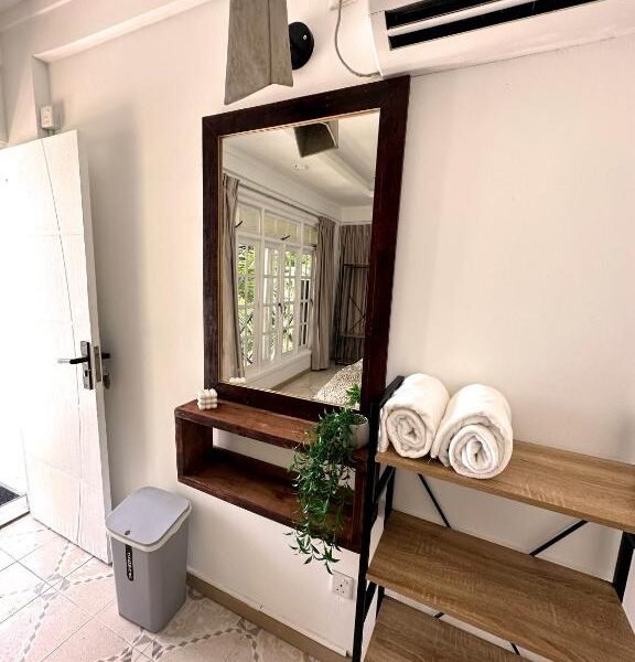 TWIN PALMS 'Surfhouse'