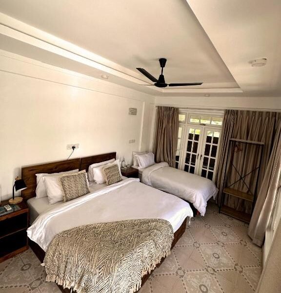 TWIN PALMS 'Surfhouse'